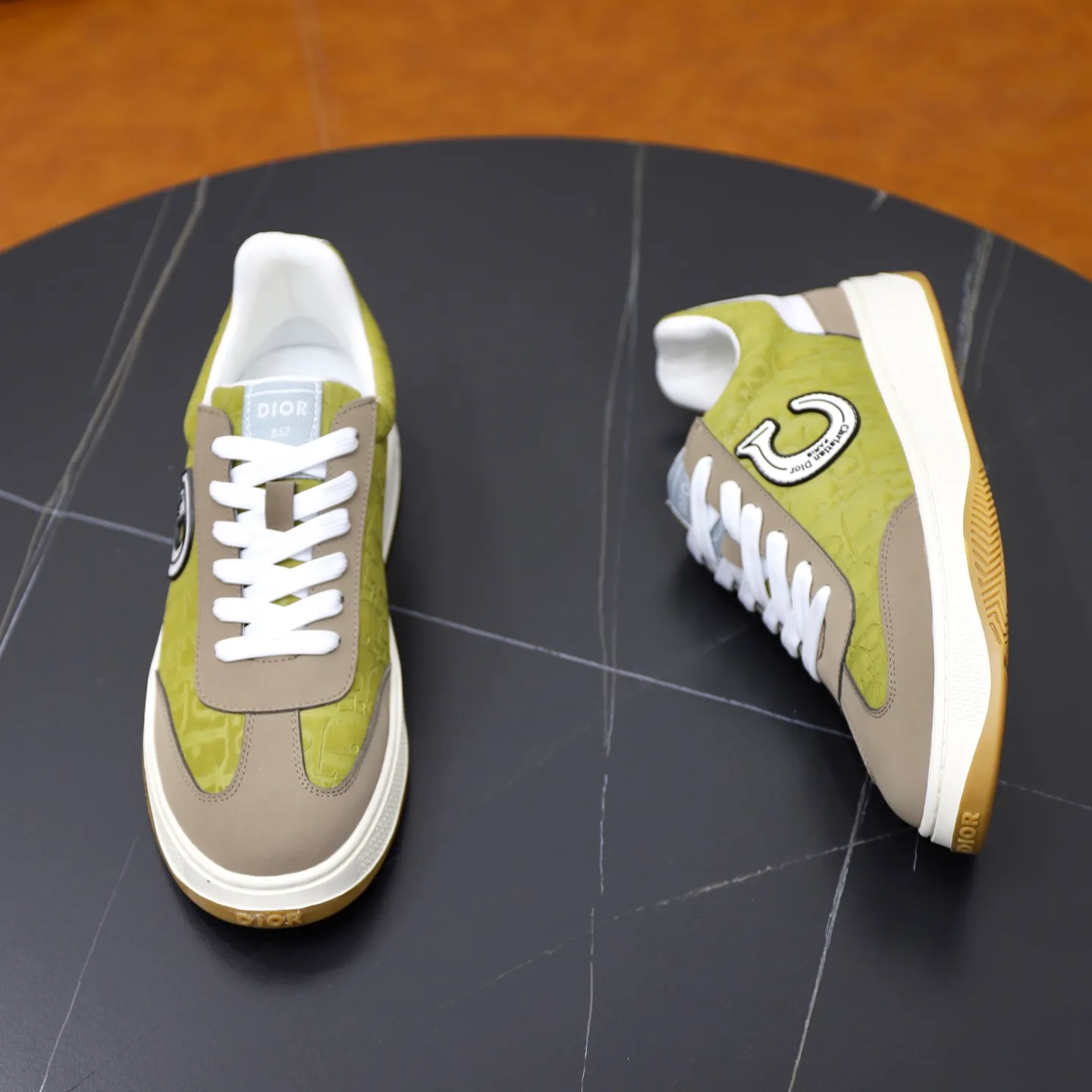 Ex-factory price: 400💰🙅‍♂️🙅‍♂️🙅‍♂️ Brand: Dior DIOR Standard code: 38-44 (45 customized) Grade: Same as the official website Material: Original cowhide material spliced with brand cloth Comfortable and breathable lining Lightweight and wear-resistant sports outsole Style category: Men's fashion casual shoes Running sports shoes Distinguished luxury brand elements Top luxury color: actual picture color